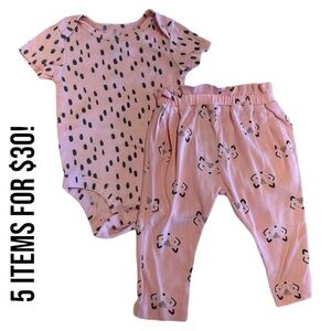 5/$30 Baby Girl 3-6M Matching Outfit​